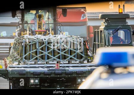 Rzeszow, Pologne. 05th avril 2023. Des munitions d'artillerie sont chargées sur un cargo d'une compagnie aérienne américaine à l'aéroport de Rzeszow-Jasionka. États-Unis Le ministère de la Défense a annoncé une nouvelle aide militaire à l'Ukraine d'un montant de $2,6 milliards. Le paquet comprendrait principalement des munitions pour pièces d'artillerie et d'autres systèmes d'armes comme les lance-roquettes multiples Himars. Credit: Christoph Soeder/dpa/Alay Live News Banque D'Images