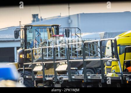 Rzeszow, Pologne. 05th avril 2023. Des munitions d'artillerie sont chargées sur un cargo d'une compagnie aérienne américaine à l'aéroport de Rzeszow-Jasionka. États-Unis Le ministère de la Défense a annoncé une nouvelle aide militaire à l'Ukraine d'un montant de $2,6 milliards. Le paquet comprendrait principalement des munitions pour pièces d'artillerie et d'autres systèmes d'armes comme les lance-roquettes multiples Himars. Credit: Christoph Soeder/dpa/Alay Live News Banque D'Images