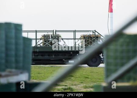 Rzeszow, Pologne. 05th avril 2023. Des munitions d'artillerie sont chargées sur un cargo d'une compagnie aérienne américaine à l'aéroport de Rzeszow-Jasionka. États-Unis Le ministère de la Défense a annoncé une nouvelle aide militaire à l'Ukraine d'un montant de $2,6 milliards. Le paquet comprendrait principalement des munitions pour pièces d'artillerie et d'autres systèmes d'armes comme les lance-roquettes multiples Himars. Credit: Christoph Soeder/dpa/Alay Live News Banque D'Images