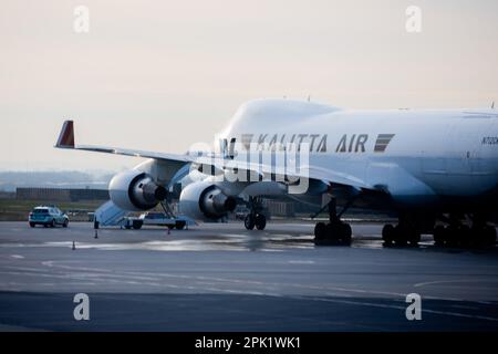 Rzeszow, Pologne. 05th avril 2023. Un avion cargo Kalitta Air se trouve au bord du chargement de munitions à l'aéroport de Rzeszow-Jasionka. États-Unis Le ministère de la Défense a annoncé $2,6 milliards de nouvelles aides militaires à l'Ukraine. Le paquet comprendrait principalement des munitions pour pièces d'artillerie et d'autres systèmes d'armes comme les lance-roquettes multiples Himars. Credit: Christoph Soeder/dpa/Alay Live News Banque D'Images