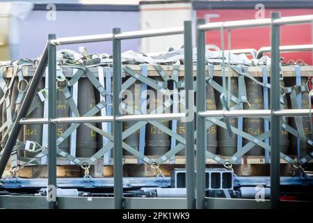 Rzeszow, Pologne. 05th avril 2023. Des munitions d'artillerie sont chargées sur un cargo d'une compagnie aérienne américaine à l'aéroport de Rzeszow-Jasionka. États-Unis Le ministère de la Défense a annoncé une nouvelle aide militaire à l'Ukraine d'un montant de $2,6 milliards. Le paquet comprendrait principalement des munitions pour pièces d'artillerie et d'autres systèmes d'armes comme les lance-roquettes multiples Himars. Credit: Christoph Soeder/dpa/Alay Live News Banque D'Images