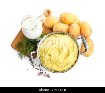 Pot de purée de pommes de terre savoureuses près des ingrédients sur fond blanc, vue de dessus Banque D'Images