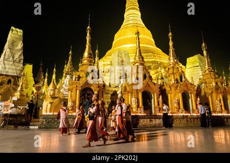 Yangon, Myanmar. 04th avril 2023. De jeunes moines et nonnes marchent sur le site du temple après avoir prié à la Pagode Shwedagon à Yangon. La vie quotidienne pendant la guerre civile meurtrière en Birmanie. Sur le 1 février 2021, le gouvernement de la junte militaire (Tatmadaw) a pris le pouvoir par le coup d'État, en emprisonnant le gouvernement démocratiquement élu et en plongeant le pays dans une crise humanitaire en cours. Crédit : SOPA Images Limited/Alamy Live News Banque D'Images