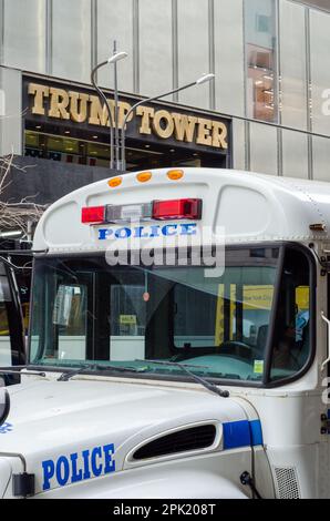 New York, New York - 4 avril 2023 : fourgonnette de police à l'extérieur de la tour Trump à New York Banque D'Images