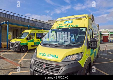 Ambulance jaune vif à l'extérieur de Derriford Hospital Plymouth Banque D'Images