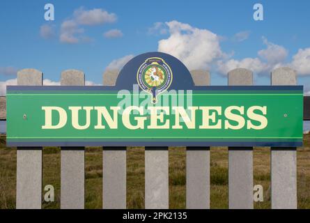 Un panneau pour la gare s'arrête sur une clôture à la gare de Dungeness sur le Romney, Hythe et Dymchurch Light Railway à Dungeness, Kent Banque D'Images