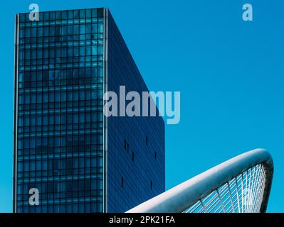 Détail du pont Zubizuri à Bilbao, Espagne avec gratte-ciel Banque D'Images