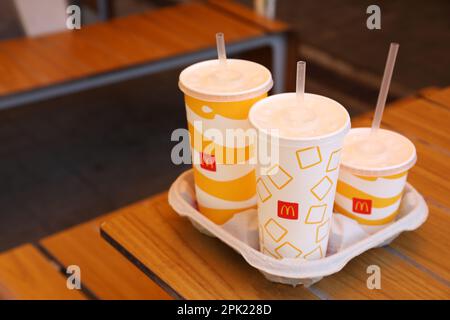 MYKOLAIV, UKRAINE - 11 AOÛT 2021 : boissons froides McDonald's à table dans un café Banque D'Images