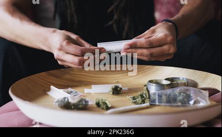 Se promener dans le week-end comme... un homme roulant un joint de marijuana à la maison. Banque D'Images