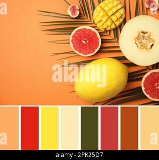 Palette de couleurs et composition avec fruits frais sur orange pâle, plat Banque D'Images