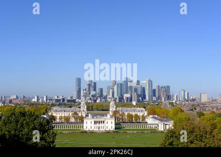 Vue depuis le sommet de Greenwich Park surplombant l'université de Greenwich avec Canary Wharf en arrière-plan Banque D'Images