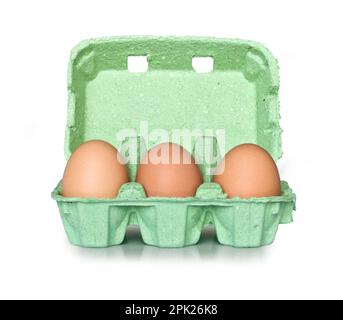 Boîte verte de six œufs frais biologiques isolés sur fond blanc Banque D'Images