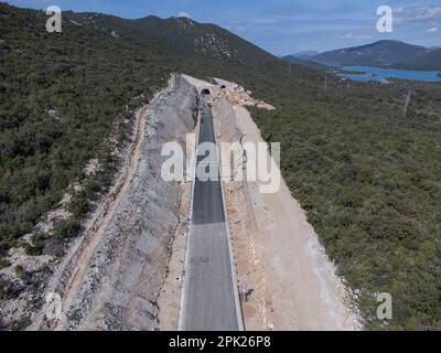 Vue aérienne des routes d'accès au pont Peljeski, à Zaton Doli - Prapratno, Croatie, sur 30 mars 2023. Photo: Grgo Jelavic/PIXSELL Banque D'Images