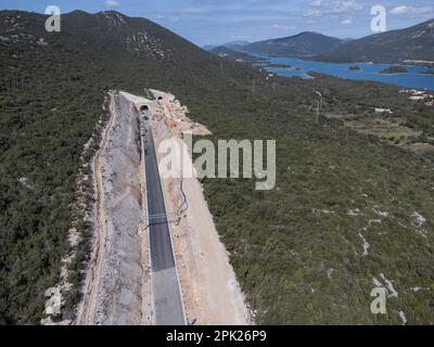 Vue aérienne des routes d'accès au pont Peljeski, à Zaton Doli - Prapratno, Croatie, sur 30 mars 2023. Photo: Grgo Jelavic/PIXSELL Banque D'Images