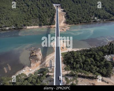 Vue aérienne du pont de Brijesta. Routes d'accès au pont Peljeski, à Zaton Doli - Prapratno, Croatie, sur 30 mars 2023. Photo: Grgo Jelavic/PIXSELL Banque D'Images