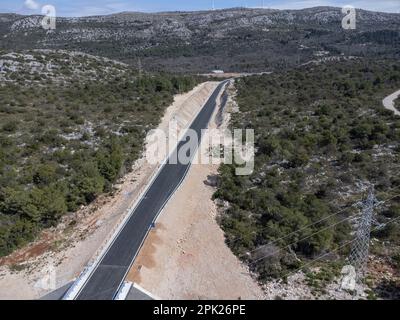 Vue aérienne des routes d'accès au pont Peljeski, à Zaton Doli - Prapratno, Croatie, sur 30 mars 2023. Photo: Grgo Jelavic/PIXSELL Banque D'Images