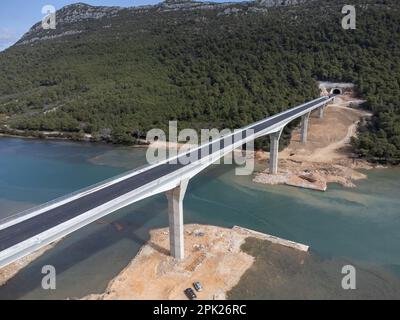 Vue aérienne du pont de Brijesta. Routes d'accès au pont Peljeski, à Zaton Doli - Prapratno, Croatie, sur 30 mars 2023. Photo: Grgo Jelavic/PIXSELL Banque D'Images