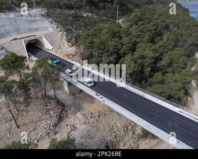 Vue aérienne du pont de Brijesta. Routes d'accès au pont Peljeski, à Zaton Doli - Prapratno, Croatie, sur 30 mars 2023. Photo: Grgo Jelavic/PIXSELL Banque D'Images