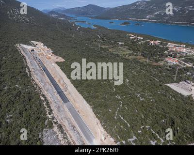 Vue aérienne des routes d'accès au pont Peljeski, à Zaton Doli - Prapratno, Croatie, sur 30 mars 2023. Photo: Grgo Jelavic/PIXSELL Banque D'Images