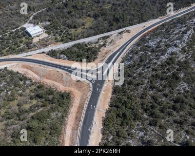 Vue aérienne des routes d'accès au pont Peljeski, à Zaton Doli - Prapratno, Croatie, sur 30 mars 2023. Photo: Grgo Jelavic/PIXSELL Banque D'Images