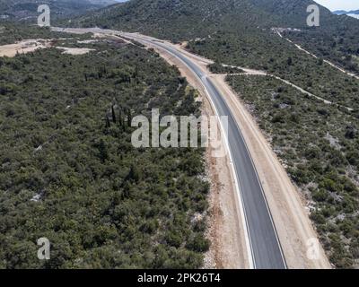 Vue aérienne des routes d'accès au pont Peljeski, à Zaton Doli - Prapratno, Croatie, sur 30 mars 2023. Photo: Grgo Jelavic/PIXSELL Banque D'Images