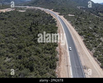 Vue aérienne des routes d'accès au pont Peljeski, à Zaton Doli - Prapratno, Croatie, sur 30 mars 2023. Photo: Grgo Jelavic/PIXSELL Banque D'Images