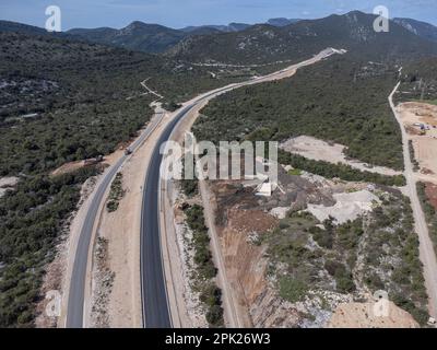 Vue aérienne des routes d'accès au pont Peljeski, à Zaton Doli - Prapratno, Croatie, sur 30 mars 2023. Photo: Grgo Jelavic/PIXSELL Banque D'Images