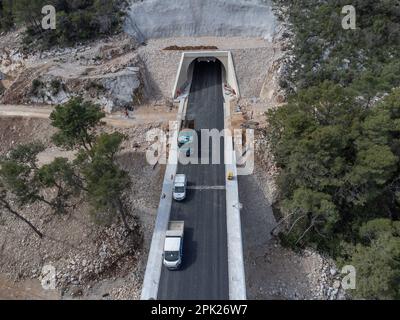 Vue aérienne du pont de Brijesta. Routes d'accès au pont Peljeski, à Zaton Doli - Prapratno, Croatie, sur 30 mars 2023. Photo: Grgo Jelavic/PIXSELL Banque D'Images