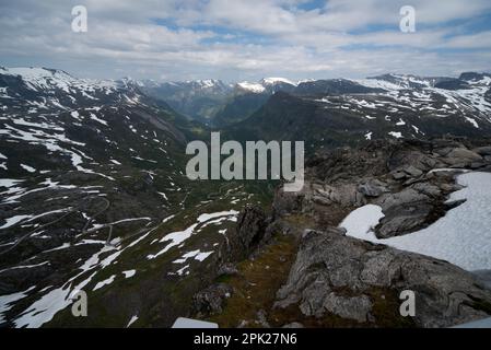 Le Geirangerfjord vu depuis le sommet de Dalsnibba est un point d'accès touristique en Norvège. Banque D'Images