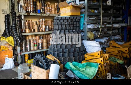 Une boutique du marché central de Pleiku, au Vietnam, vendant des fûts en acier lourd et des équipements d'ingénierie d'othet. Banque D'Images