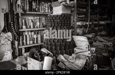 Une boutique du marché central de Pleiku, au Vietnam, vendant des fûts en acier lourd et d'autres équipements d'ingénierie. Banque D'Images