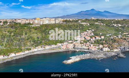 Acireale e Santa Maria la Scala - vista panoramica dall'alto sul mare, sulla timpa di Acireale con l'Etna sullo sfondo Banque D'Images