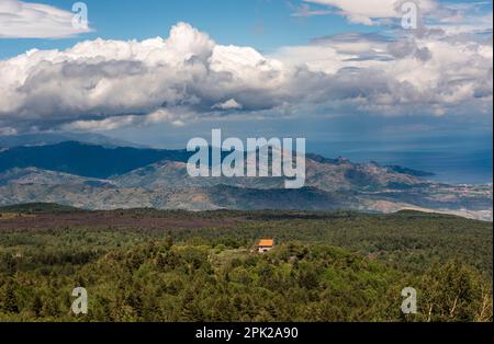 Une vue depuis l'Etna, la Sicile, l'Italie, ne regardant sur la cabane de montagne de Rifugio Citelli vers Taormina, les montagnes Nebrodi et la mer Ionienne Banque D'Images