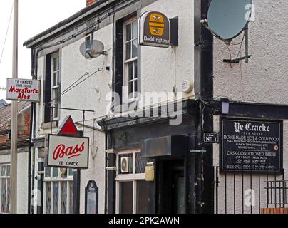 YE crack, pub historique de Liverpool, où John Lennon a bu, Bass, Boddingtons, et Marstons Ales signes, 13 rue Rice, L1 9BB Banque D'Images