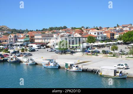 Grèce, mer Ionienne, île de Kefalonia, village traditionnel Assos et ville d'Argostoli Banque D'Images