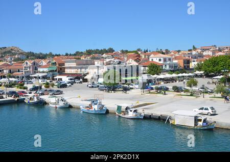 Grèce, mer Ionienne, île de Kefalonia, village traditionnel Assos et ville d'Argostoli Banque D'Images