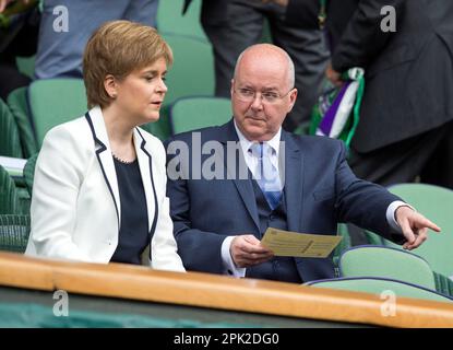 10/07/2016. Wimbledon. La première ministre d'Écosse, Nicola Sturgeon, et son mari, Peter Murrell, dans la boîte royale de la finale des hommes célibataires, Centre cou Banque D'Images