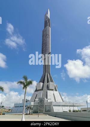 Luanda Angola - 03 24 2023: Vue extérieure du Mémorial en l'honneur du Docteur António Agostinho Neto, premier président de l'Angola et libérateur de l'an Banque D'Images