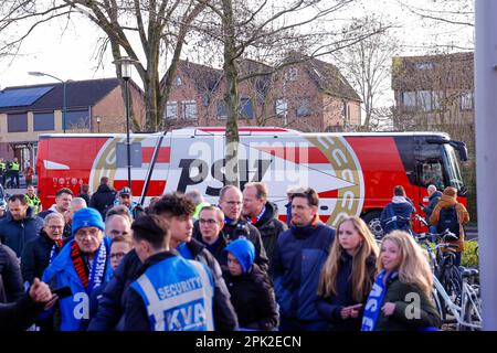 04-04-2023: Sport: Spakenburg / PSV SPAKENBURG, PAYS-BAS - AVRIL 4: Les joueurs bus PSV arrive au stade pendant le match SV Spakenburg PSV Esd Banque D'Images