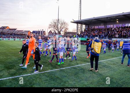 04-04-2023: Sport: Spakenburg v PSV SPAKENBURG, PAYS-BAS - AVRIL 4: Joueurs entrant sur le terrain pendant le match SV Spakenburg PSV Eindhoven et Ha Banque D'Images