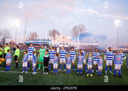 04-04-2023: Sport: Spakenburg / PSV SPAKENBURG, PAYS-BAS - AVRIL 4: Faites la queue aux joueurs Spakenburg pendant le match SV Spakenburg PSV Eindhoven et Ha Banque D'Images