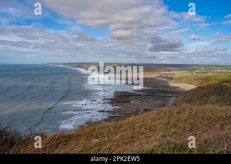 Vue sur Widemouth Bay depuis les falaises de Penhalt Cliff Banque D'Images