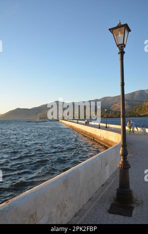 Grèce, mer Ionienne, île de Kefalonia, village traditionnel Assos et ville d'Argostoli Banque D'Images