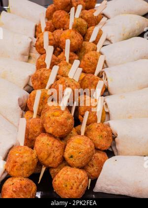 Croquettes de pommes de terre - purée de pommes de terre boulettes panées et Falafel avec Pita Banque D'Images