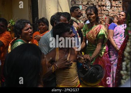 New Delhi, Delhi, Inde. 5th avril 2023. Un dévot réagit lors d'une procession religieuse hindoue pour marquer le festival de Panguni Uthiram à New Delhi, en Inde, sur 5 avril 2023. (Credit image: © Kabir Jhangiani/ZUMA Press Wire) USAGE ÉDITORIAL SEULEMENT! Non destiné À un usage commercial ! Banque D'Images