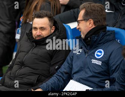 Roberto de Zerbi, entraîneur-chef de Brighton (à gauche), et Andrea Maldera, entraîneure-chef adjointe, avant le match Brighton and Hove Albion v Brentford - Premier League au stade communautaire American Express de Brighton. Samedi 1st avril 2023 - Banque D'Images