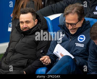 Roberto de Zerbi, entraîneur-chef de Brighton (à gauche), et Andrea Maldera, entraîneure-chef adjointe, avant le match Brighton and Hove Albion v Brentford - Premier League au stade communautaire American Express de Brighton. Samedi 1st avril 2023 - Banque D'Images