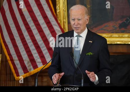 Photo du dossier datée du 17/03/23, du président américain Joe Biden, prenant la parole lors du déjeuner annuel des amis de l'Irlande organisé par le président Kevin McCarthy sur Capitol Hill à Washington, DC. M. Biden se rendra en Irlande du Nord et en République de 11 avril jusqu'en 14 pour "marquer les énormes progrès accomplis depuis la signature de l'accord Belfast/Vendredi Saint il y a 25 ans", a confirmé la Maison Blanche. Date de publication : mercredi 5 avril 2023. Banque D'Images