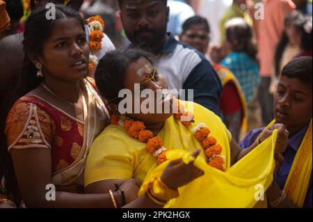 New Delhi, Delhi, Inde. 5th avril 2023. Un dévot réagit lors d'une procession religieuse hindoue pour marquer le festival de Panguni Uthiram à New Delhi, en Inde, sur 5 avril 2023. (Credit image: © Kabir Jhangiani/ZUMA Press Wire) USAGE ÉDITORIAL SEULEMENT! Non destiné À un usage commercial ! Banque D'Images