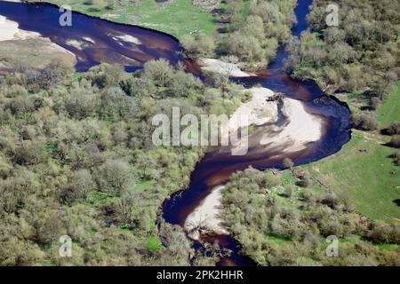 Vue aérienne de la rivière Ure à Ripon au-delà de Ure Bank Terrace où la rivière change de cap. Yorkshire du Nord Banque D'Images